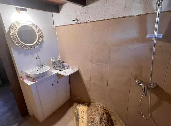 Lindia Athena Traditional House *