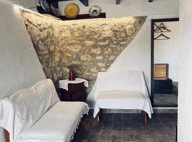 Lindia Athena Traditional House *